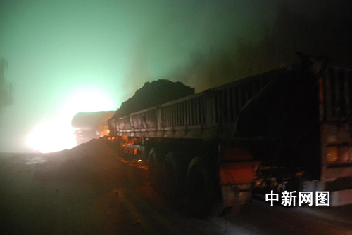 河南电石车与罐车雾夜相撞失火 4名司乘人员遇难