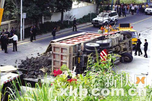 泥头车侧翻压住一辆越野车。　深圳特区报供图