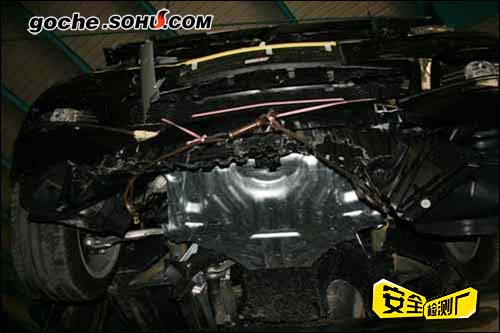 发动机在碰撞后实现下沉设计