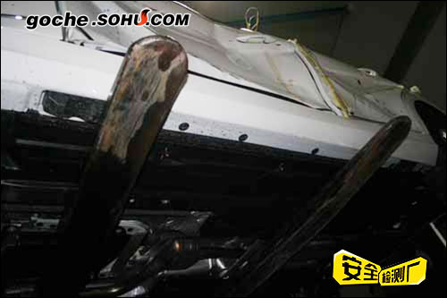 侧撞后，底盘变形量很小