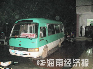 幼儿园用报废中巴当校车 碾死刚下车学生(图)