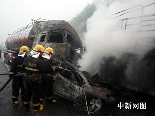 河南三门峡醋酸乙烯罐车连环碰撞 两人死亡