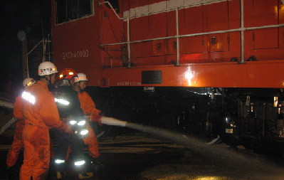 事故现场,消防官兵正在救援。(图片由周广锋提供)