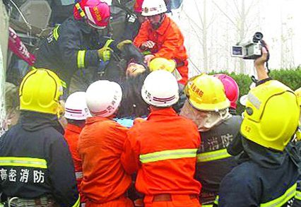 济南青岛高速路17辆车雾中连环撞2人死亡(图)