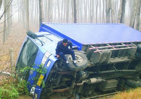 济南青岛高速路17辆车雾中连环撞2人死亡(图)