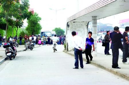 公交车要进站前,一名男孩正过斑马线,公交转向右侧人行道,连撞三人