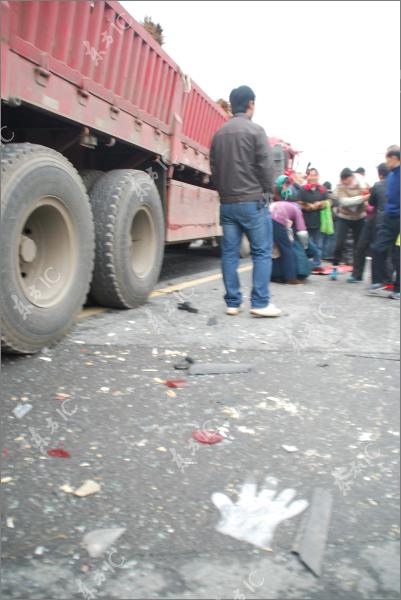 2009年11月13日，安徽巢湖市省道208线12km+500M夏阁境内发生一起特大交通事故，一辆合肥牌号的皖A7DXX大货车追尾撞上一辆皖Q070XX中巴车，造成在路边等车的6名学生4人当场死2人受伤。 