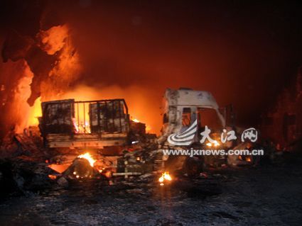 江西赣定高速八车追尾燃烧 一对夫妇死亡(图)