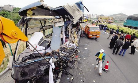沈海高速大货车与客车相撞6死24伤(图)