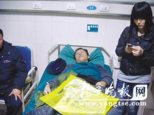 躺在病床上的李卫国仍惊魂未定