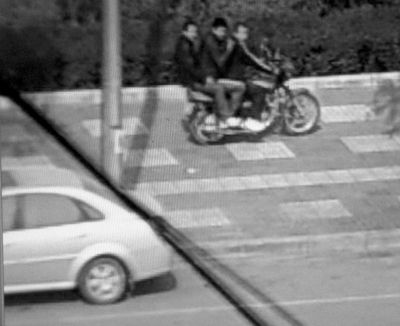 团伙专撬高档汽车后备厢 撬一辆车仅用10余秒