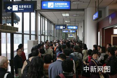 “立冬”浓雾锁成都机场 近万出行旅客滞留