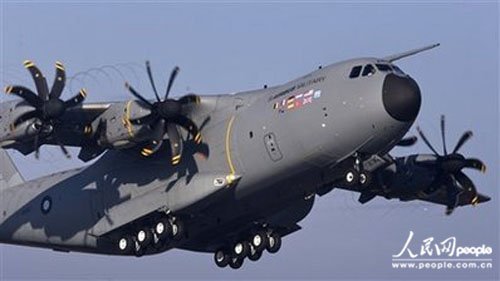 空客巨型军用运输机在西班牙首飞成功(组图)