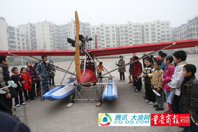快讯：江津小伙造飞机 小学操场办山寨航展(图)