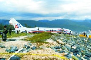 “飞机几乎在我面前断裂”(组图)