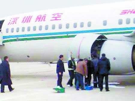 机迫降后，地面人员立即开始排险检查。