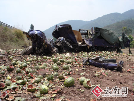 云南高速路发生翻车事故20人死亡21人受伤(图)