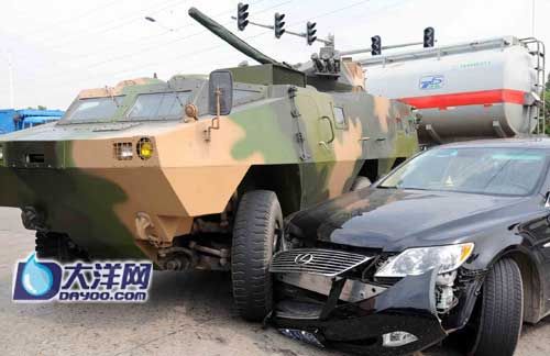 装甲车在107国道路口与价值百万轿车相撞(图)