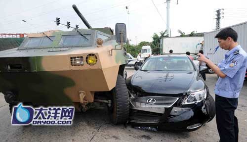 装甲车在107国道路口与价值百万轿车相撞(图)