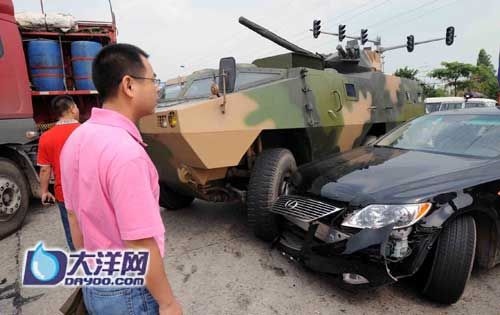 装甲车在107国道路口与价值百万轿车相撞(图)