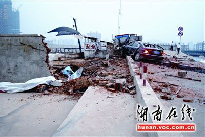 长沙宝马发飙穿墙掠桥 时速达160km/h