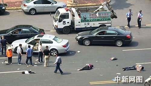 杭州一家三口过斑马线时被宝马撞飞(图)
