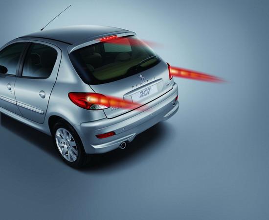 东风标致207的防追尾系统靠强烈的闪灯提醒后方驾驶者