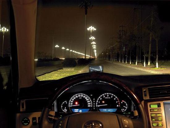 图为红旗盛世所搭载的夜视系统