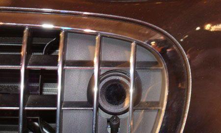 图为车载夜视系统的前视红外摄像头