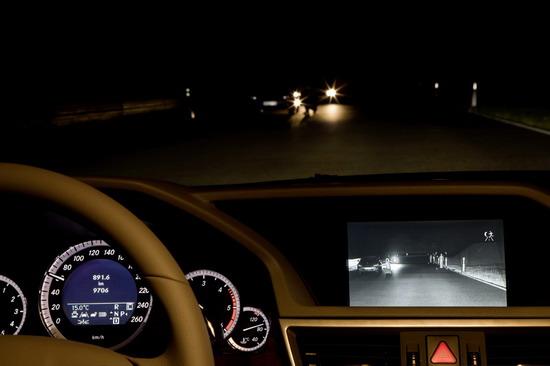 图为奔驰E级车上所搭载的夜视系统