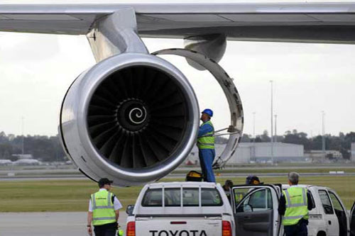 2009年9月2日下午,澳大利亚澳洲航空公司VH-OJK号波音747-438型客机在澳大利亚西澳大利亚州珀斯机场安全降落后,工作人员正在对其四号发动机进行检查。当日,该机执行QF32次航班从新加坡樟宜国际机场飞往澳大利亚悉尼金斯福德·史密斯国际机场,因四号发动机漏油,中途转向珀斯紧急降落。摄影:Ian Munro