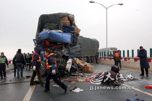 高速重大事故:12起事故50余辆车追尾 汽车之家 高速重大事故:12起事故50余辆车追尾 汽车之家