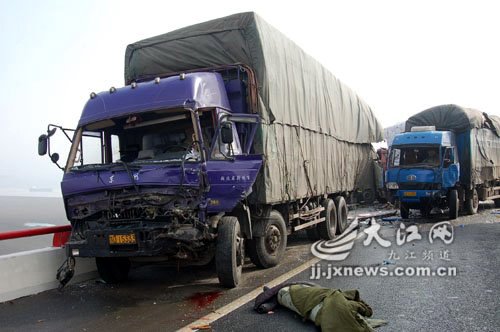 高速重大事故:12起事故50余辆车追尾 汽车之家 高速重大事故:12起事故50余辆车追尾 汽车之家