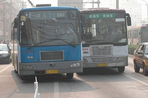 开车别怕被加塞 驾驶者守规矩很重要