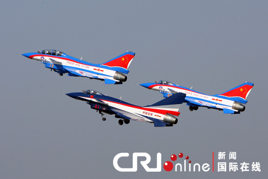 八一飞行表演队歼10新涂装与老涂装战机编队飞行，下方为新涂装歼10