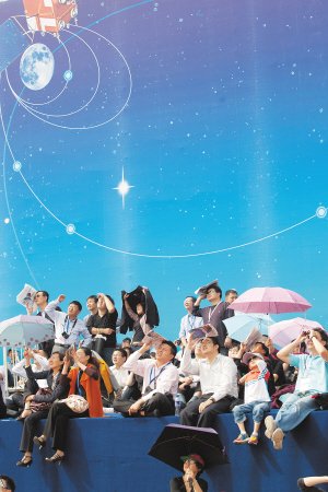 珠海航展昨天提前对公众开放，精彩的飞行表演让观众目不转睛 记者杨海冬/摄