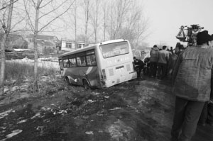 公交车被拽出后停在路边 记者 周翔宇 摄