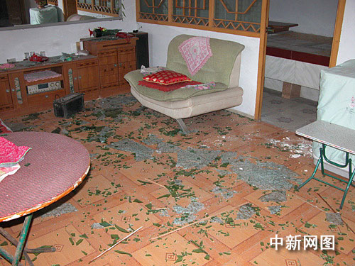 附近居民家中门窗玻璃被震碎，屋中零乱不堪。作 者：吕子豪