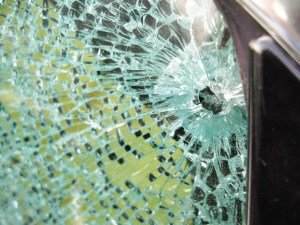 多辆高档轿车遭钢珠弹袭击 疑因被人仇富所致