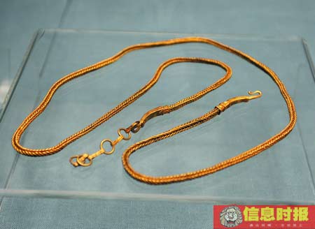 “南海Ⅰ号”的出水文物在省博物馆展出，图为鎏金腰带。信息时报记者 叶伟保 摄