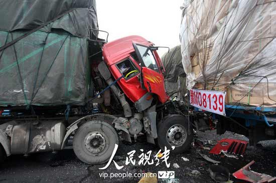 1月18日上午在京港澳高速公路河南许昌段拍摄的交通事故现场。