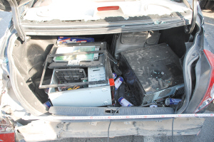 匪徒藏匿于汽车后备箱中的部分赃物