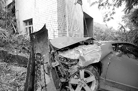 人没受伤,车却毁了