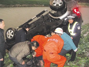 轿车坠河3人溺亡遇难母亲紧搂孩子全力保护