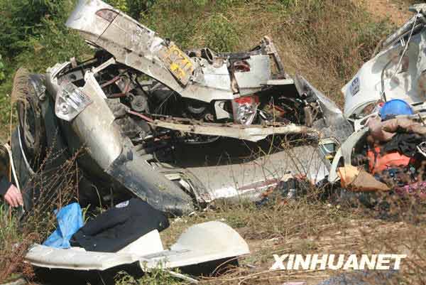 2月8日拍摄的广西河池大客车坠落事故现场。新华社发（莫限涛摄）