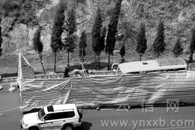 昨日,出事的中巴车还在现场,占了半个车道,已经被警方用防雨棚围起来。