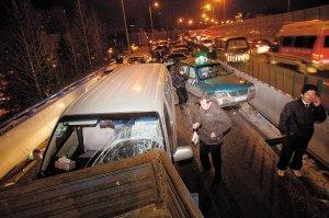 积雪路滑 百辆车“挤成一团”高架连环撞