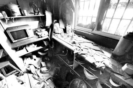 电动车充电短路架空层深夜大火(组图)