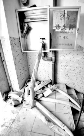 电动车充电短路架空层深夜大火(组图)