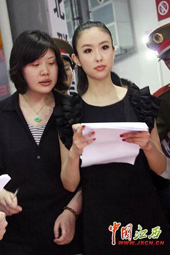 深陷“兽兽门”事件的翟凌，4月30日以南昌车展模特大赛评委嘉宾的身份现身2010年南昌车展。（江西网记者 邱辉强 摄)